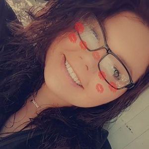 Meet your Posher, Larissa